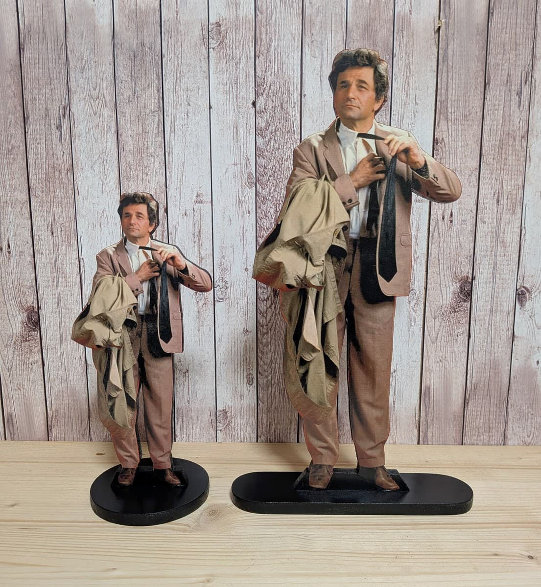 Silhouette, figurine en bois lieutenant columbo 2 modèles : 25,5 cm ou 34,5 cm de hauteur