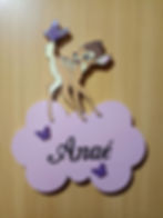plaque de porte en bois faon bambi debout avec papillon prénom fille personnalisable