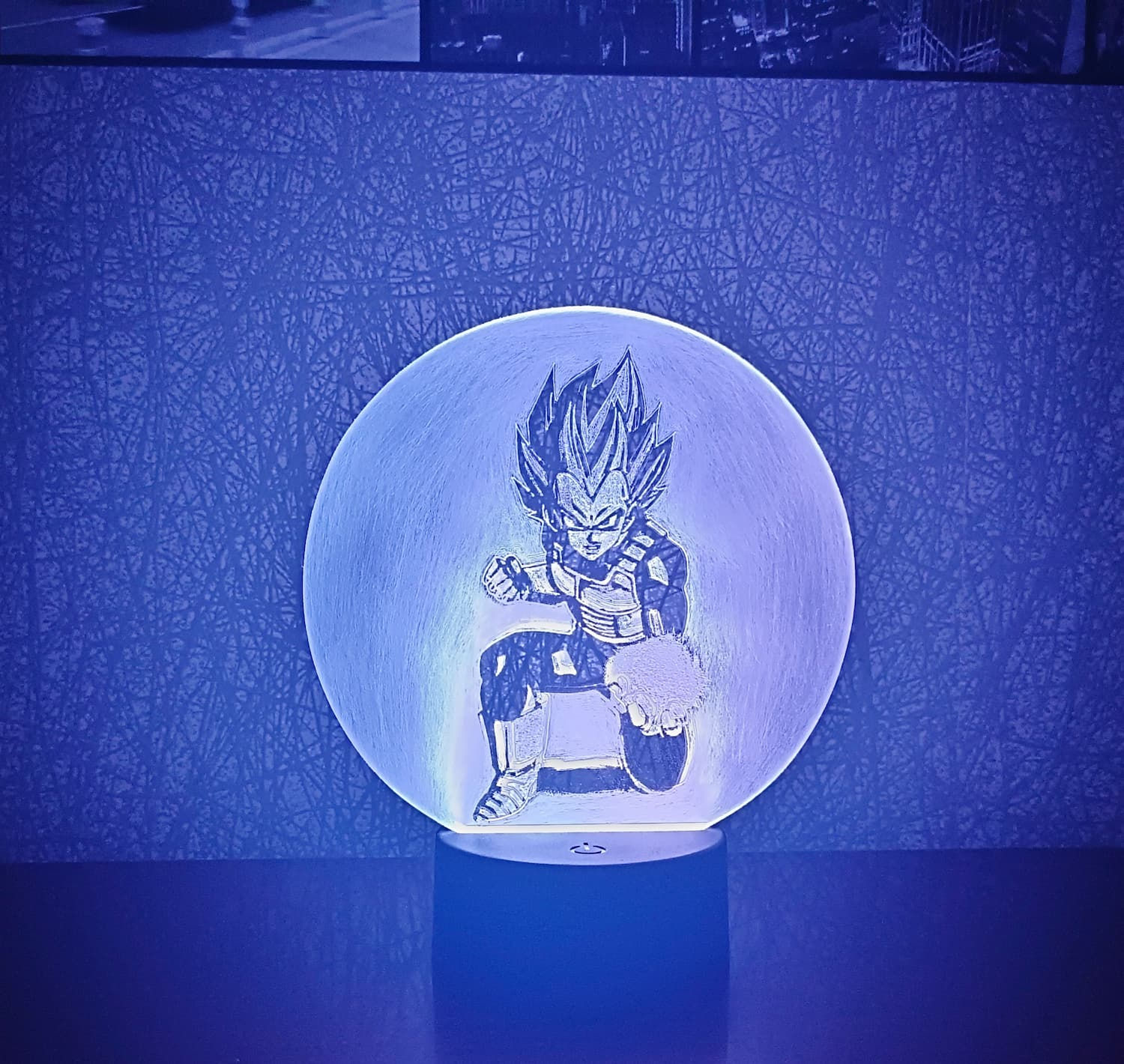 Lampe LED tactile Vegeta Dragon Ball allumée de couleur blanche