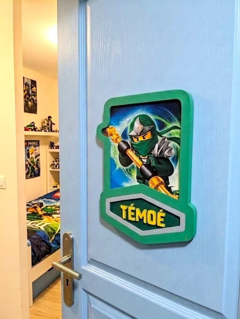 Plaque de porte en bois personnalisée avec prénom enfant Témoé sur le thème du ninja vert Ninjago Lloyd
