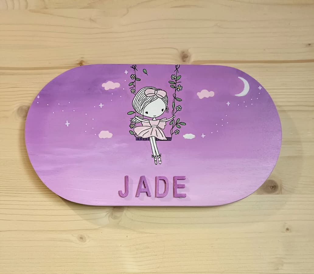 plaque de porte de chambre fille sur balançoire personnalisée au prénom de Jade de couleur dégradée violine