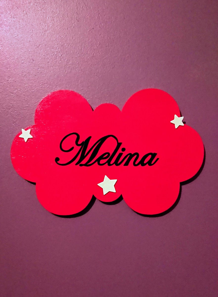 plaque de porte en bois en forme de nuage de couleur rouge personnalisée au prénom de Melina