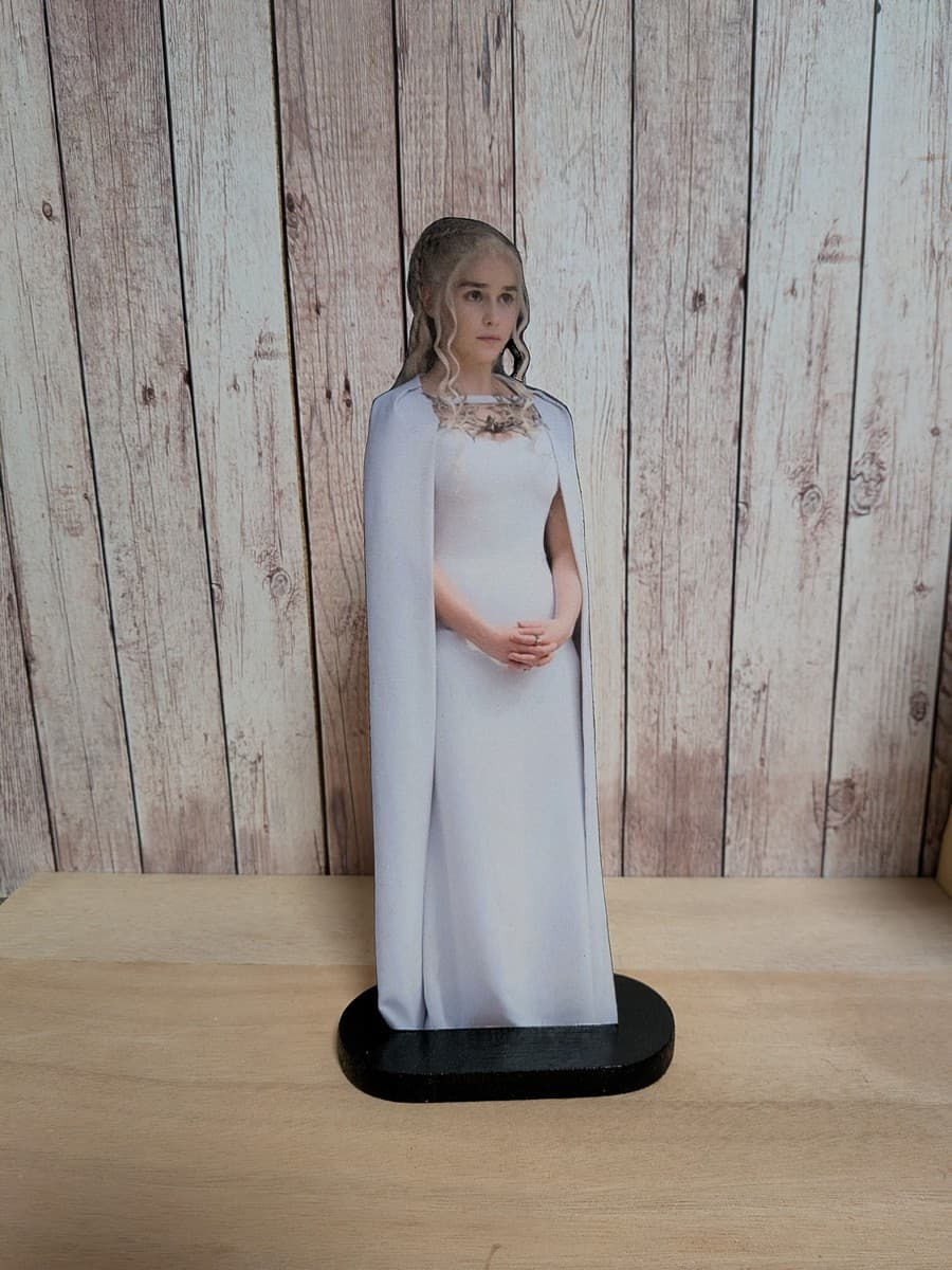 Objet de décoration Game of Thrones Daenerys Targaryen sur socle noir