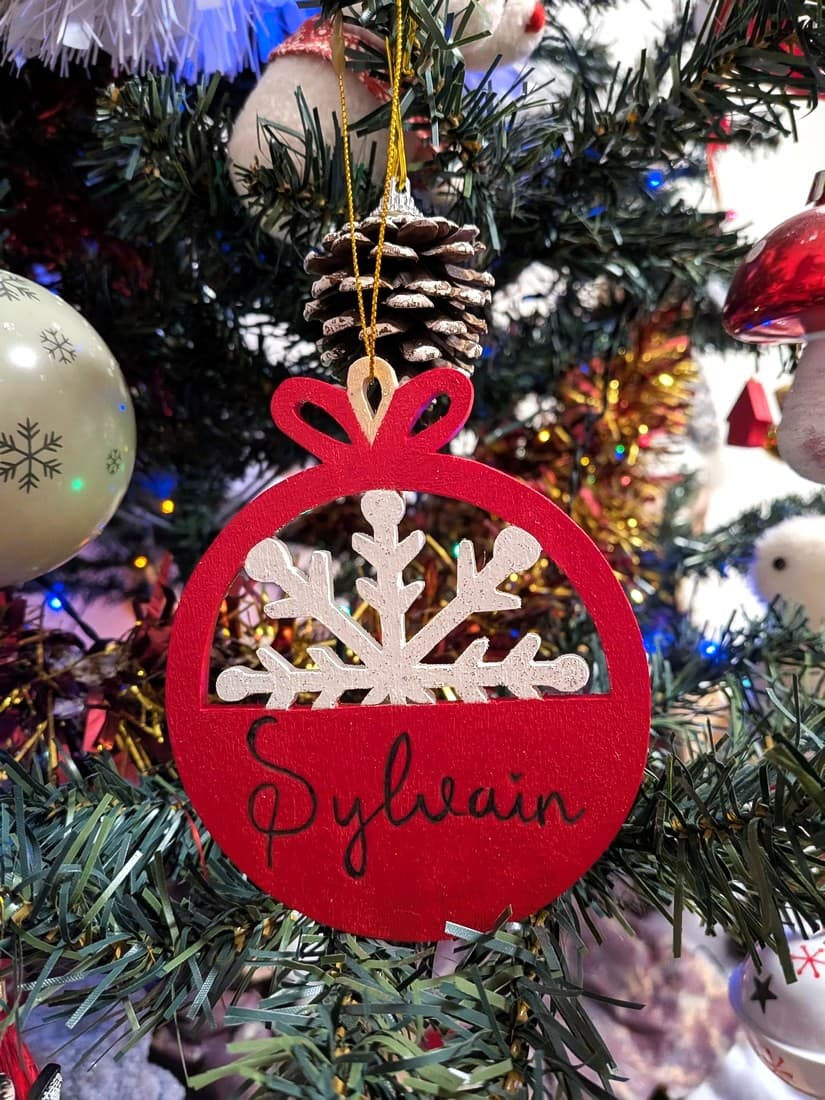 Miniature : Boule de Noël en bois flocon personnalisée prénom Sylvain peinte de couleur rouge nacré