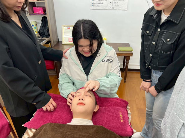 學生正在學習頭部按摩,蘊活頭部技能班,美容課程,中華華梵美容美體保健協會