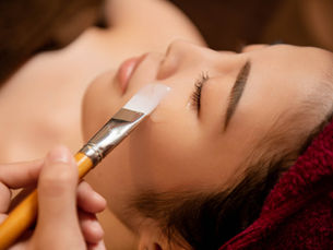 隨著全球健康與美學意識的提升，美容產業正邁入一個以「科技、人文與永續」為核心的新時代。2026年，台灣美業將迎來AI全面落地的關鍵年。從智慧科技、永續美學到身心靈療癒，整個產業正逐步轉型為兼具專業、創新與人文溫度的「全人美學經濟」。中華華梵美容美體保健協會根據長期觀察與產業研究指出：美業正從「技術導向」轉型為「體驗導向與科技融合」的智慧服務產業。這場變革，將重新定義「美」的價值，並改變教育、職涯與市場生態。