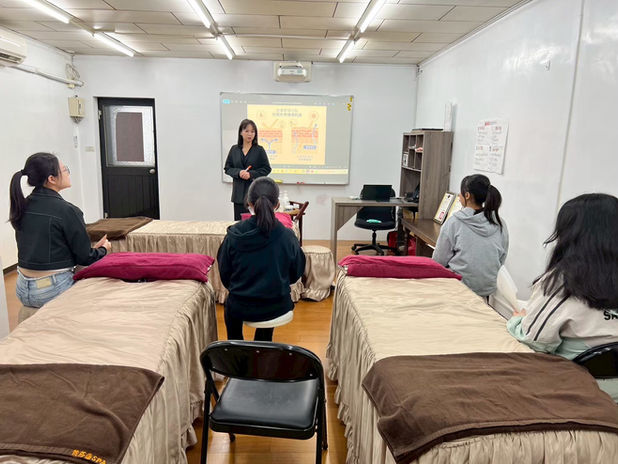 老師講解,學生聆聽,教室內佈置,美容美體教學,蘊活頭部技能班,中華華梵美容美體保健協會