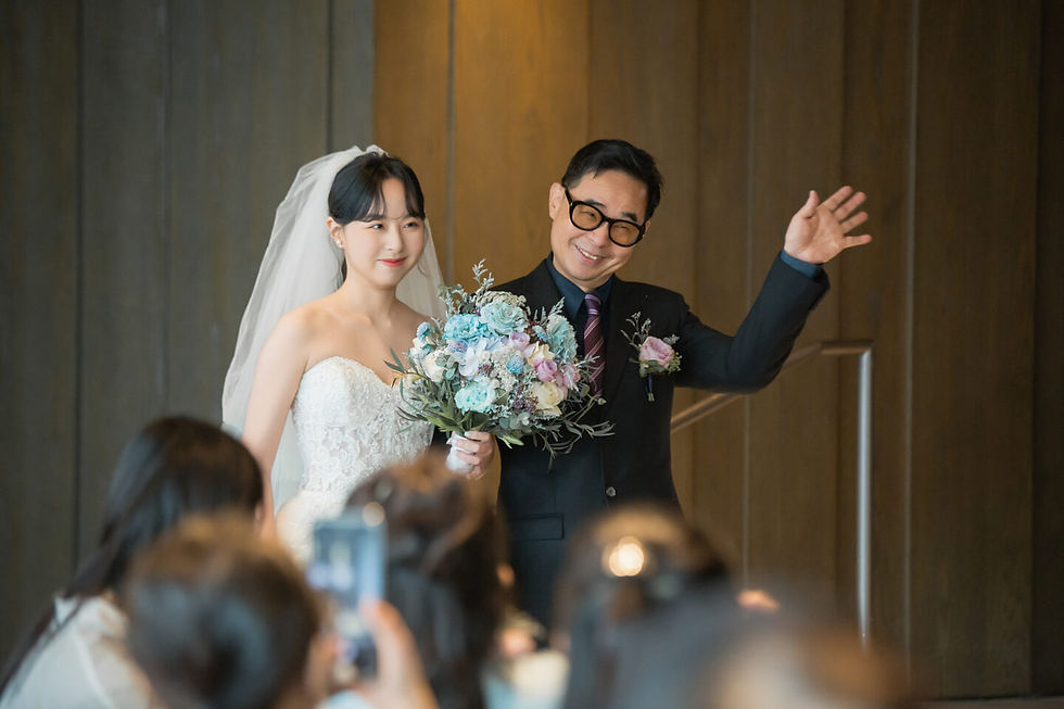 若婚禮當天有安排舞蹈表演,建議在婚禮的前三天找齊所有人,到婚宴場地彩排一次,才不會到時候發生小插曲。若是時間不許可,也盡量在婚禮開始前擠出時間找齊伴郎、伴娘、花僮、雙方主婚人以及舞者彩排完所有的走位並告知婚禮流程。