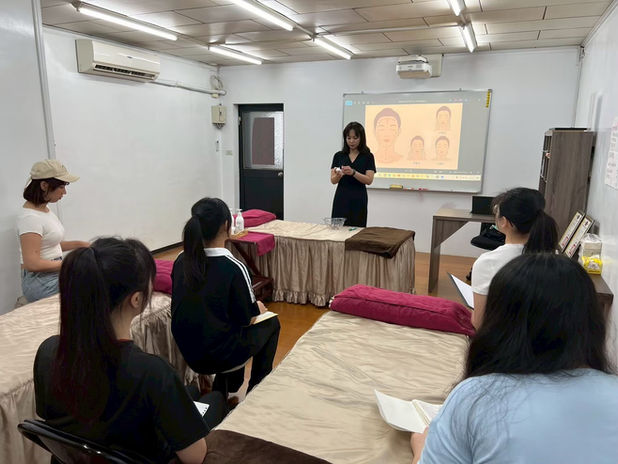 美容講師正在講解,學生們聚精會神聽講,背景是演示文稿,中華華梵美容美體保健協會