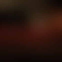 讓 晶漾潤澤修護霜 的溫柔呵護,或是一盞 精油香氛蠟燭 帶來的寧靜,為你在喧囂城市中,築起一方專屬於你的穩膚秘境。