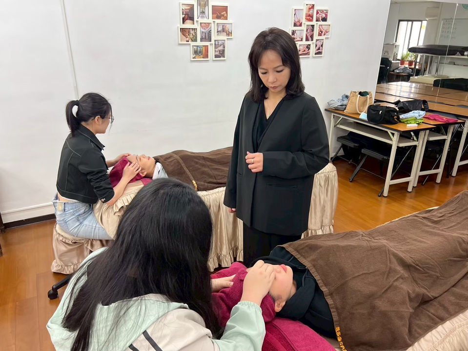 美容基礎班学员正在进行面部护理,专注于提升美容技能。中华华梵美容美体保健协会