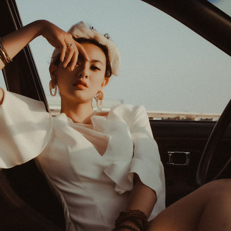 隨著時尚潮流的演變，新娘彩妝造型已不再追求厚重或過度華麗，而是轉向「精緻化」與「個人化」。2026 年，兩大主流風格強勢佔領新娘造型趨勢榜單：低飽和清新風與輕歐美精緻風。這兩種風格各有千秋，但核心都在於凸顯新娘的個人特質。