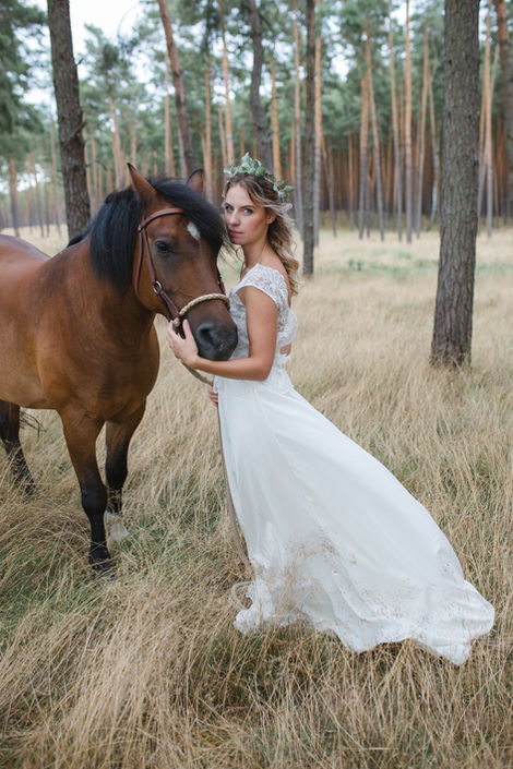 Mit Braut & Pferd im Wald