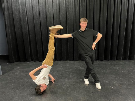 Tout savoir sur les animateurs de Secondaire en spectacle