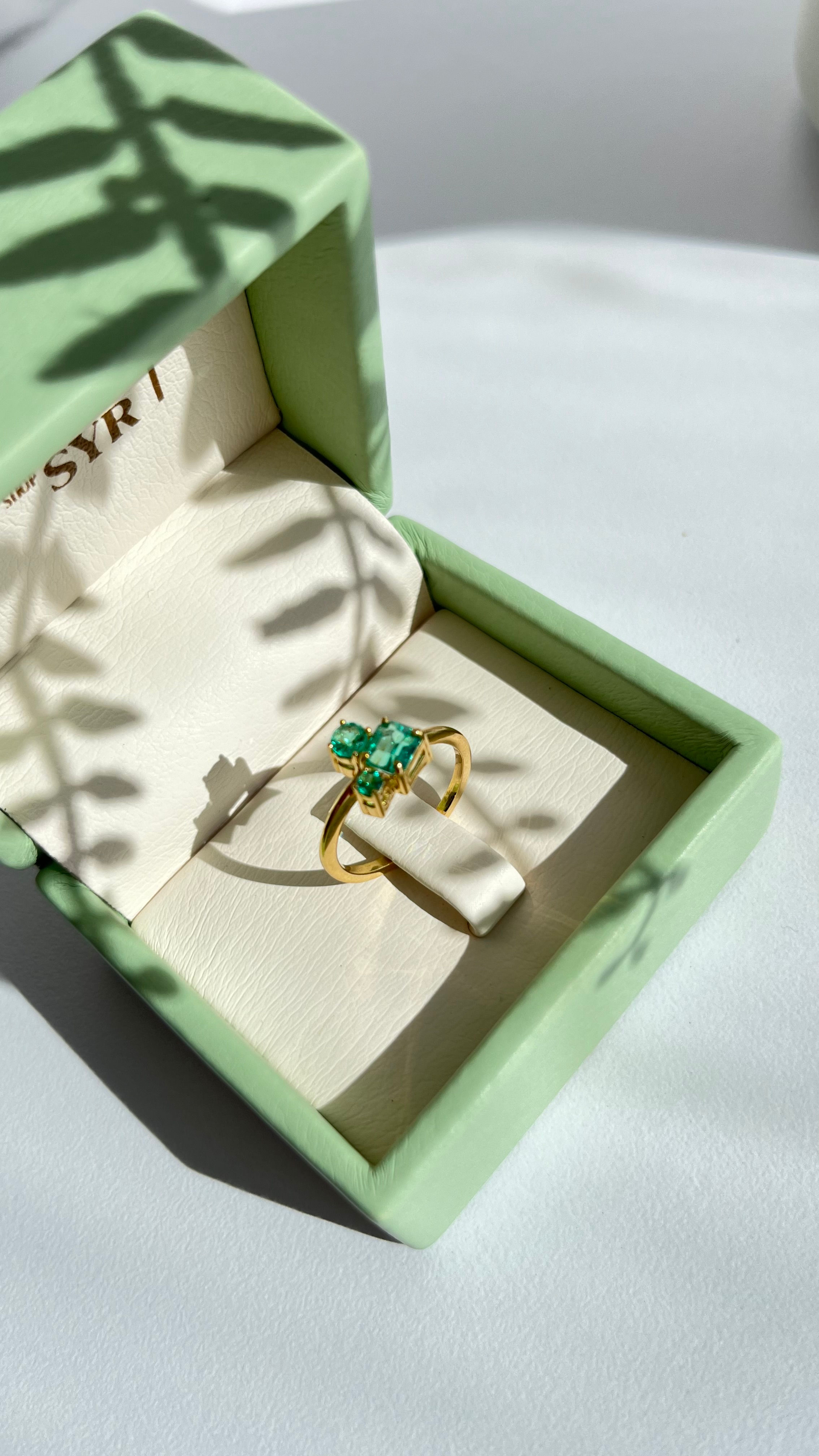 Anillo en oro y esmeralda. Tipo desigual