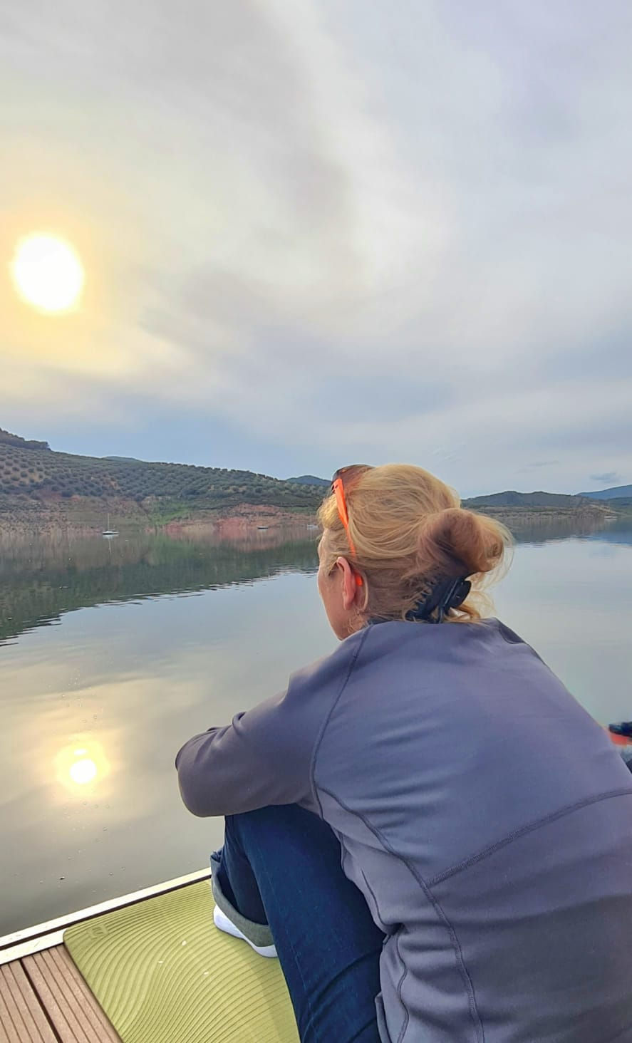 Artistieke foto over de schouder van Rafaël op een meer