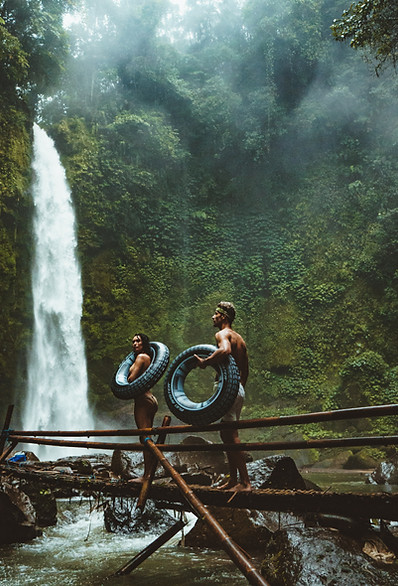Pareja por cascada