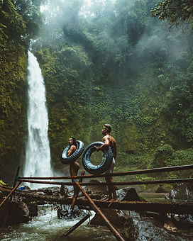 Pareja por cascada