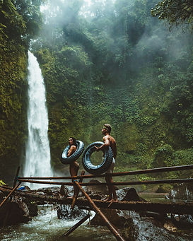 Pareja por cascada
