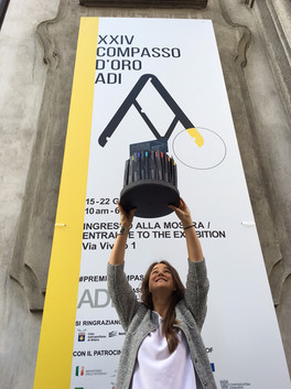 ragazza che solleva le matite Perpetua