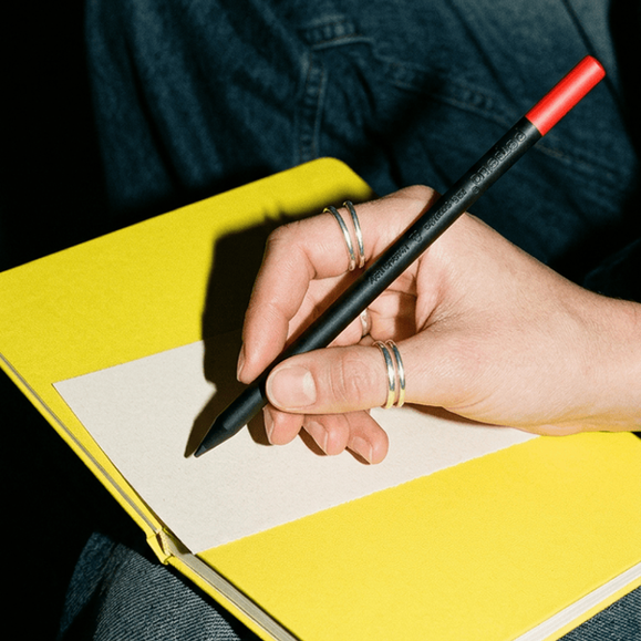 Ragazza che utilizza la matita Perpetua per scrivere nel suo taccuino