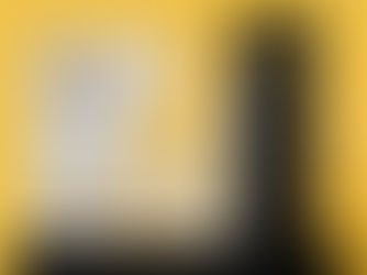 perpetua la matita affianco al premio Best of the Year Awards di New York