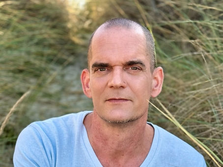 Gay tantra retreat for gay and queer men in Europe led by Guillaume Douceré. Exploring tantra for men, conscious intimacy, brotherhood, personal growth, sacred sexuality, meditation, authentic connection and gay spirituality with Men’s Hearts.