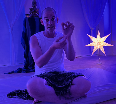 Guillaume Douceré, animateur de Cœurs d’hommes, expliquant le cadre des animations de Tantra gay appelé aussi yoga du sexe