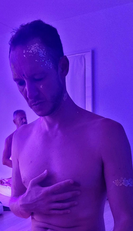 Homme en méditation lors d’une pratique de massage tantrique de Tantra gay axée sur la présence, la relation et la connexion