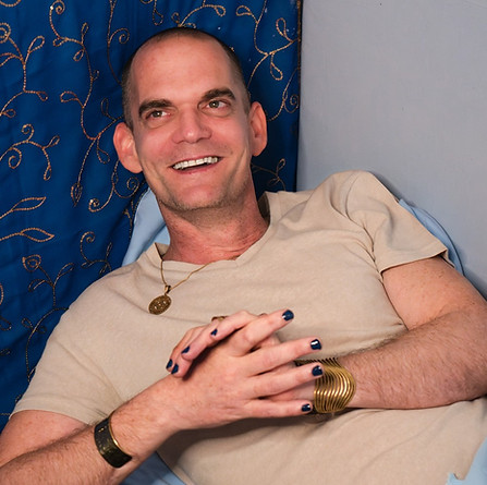 Guillaume Douceré, facilitator of Gay Tantra, embodies a conscious approach to relationship, body and respectful sensuality between gay, bisexual men who are part of the queer and LGBTQIA+ community.