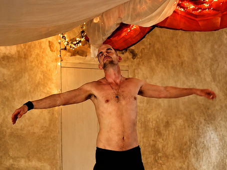 Danse et néo-Tantra entre hommes, pratique corporelle de Tantra gay pour faire circuler l’énergie, développer la présence et vivre pleinement ses émotions.