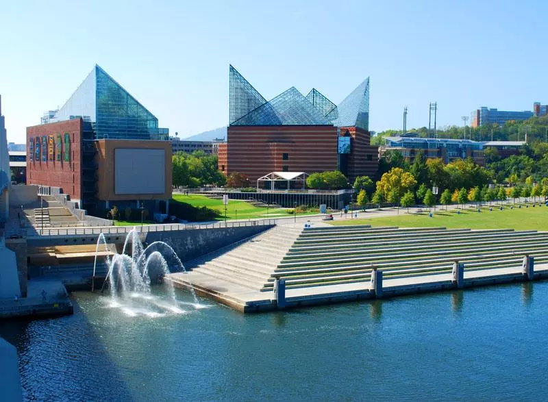 Fountains at the Tennessee Aquarium on a sunny day