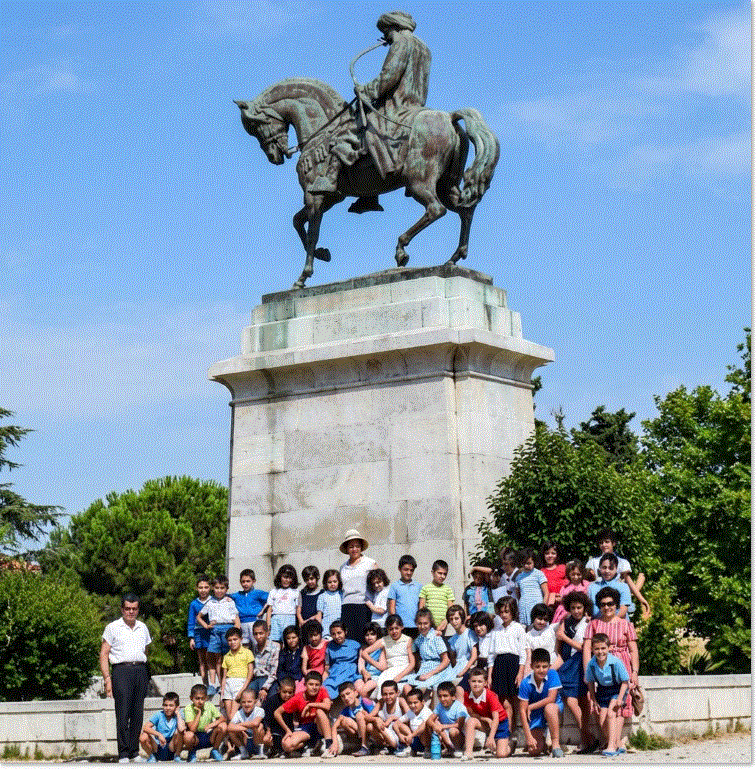 school front horse statute color_fr website 2 copy gif.GIF