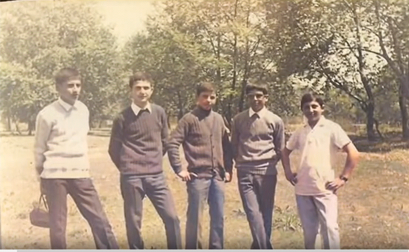 5 of my friends static photo.GIF
