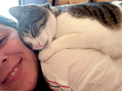 Yatakta yatarken kedinin gelip sokulması