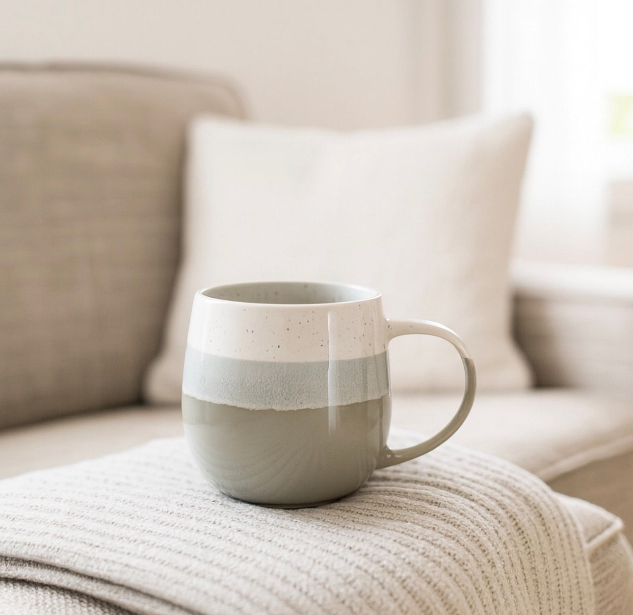 Le grand mug en grès vert amande
