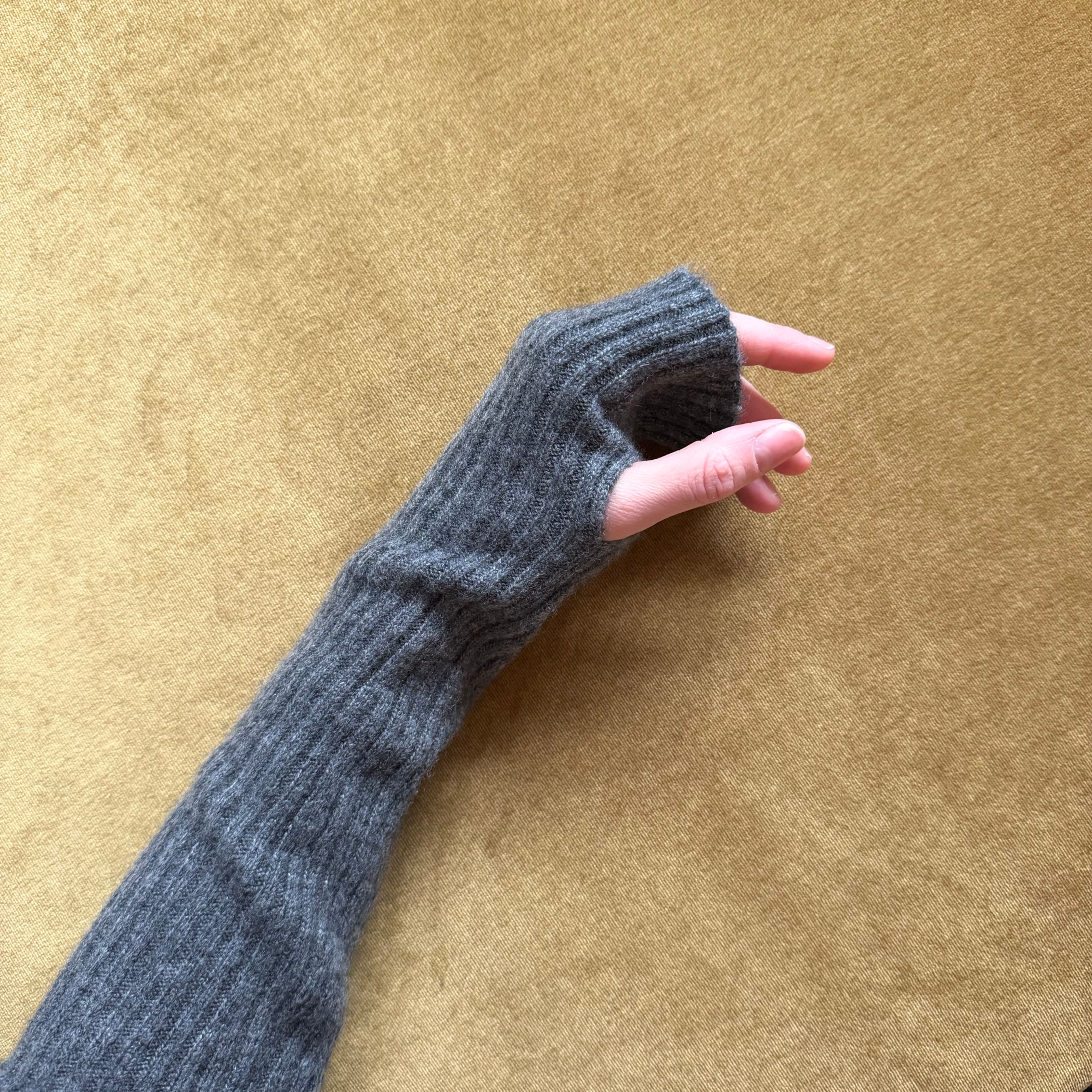The Wrist Warmers in cashmere/silk