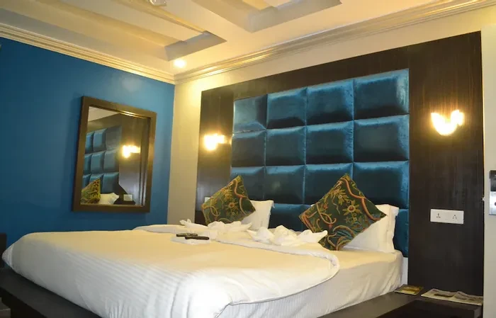 couple-friendly hotels in Srinagar