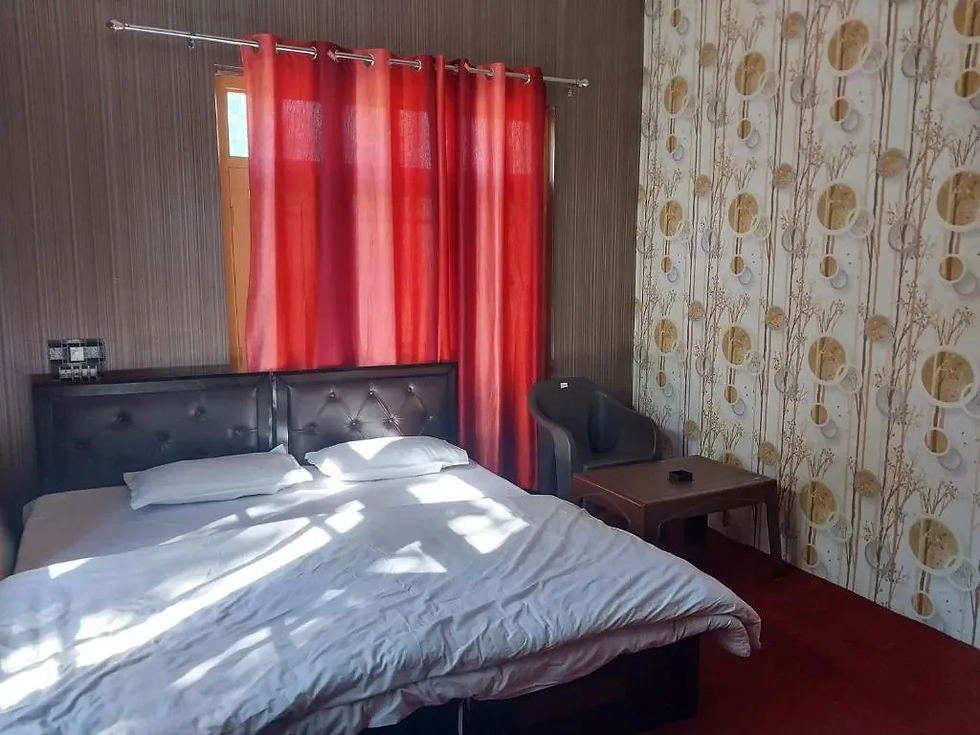 couple friendly hotels in Srinagar