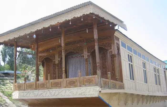 Why Homestays in Srinagar Offer a More Authentic Kashmiri Experience Than Hotels