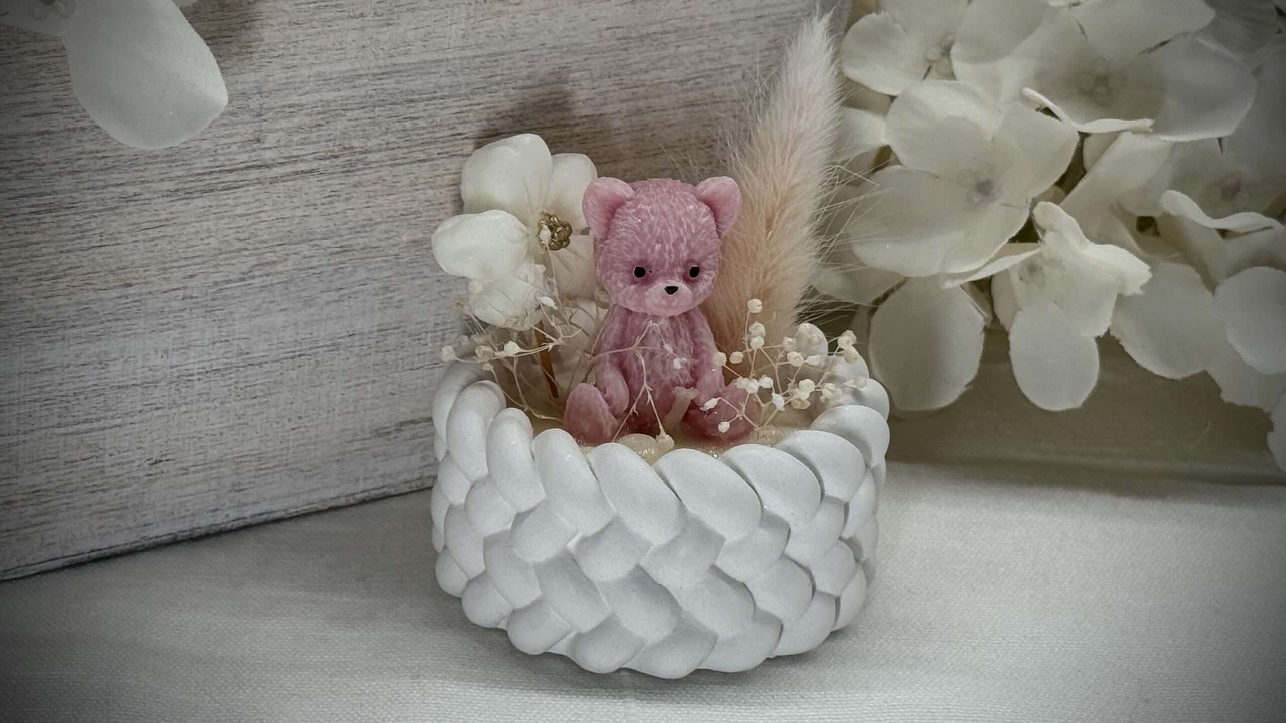 Candela profumata artigianale Cestino Orsetto Girl in cera di soia Bio in Vaso a forma di Cestino in Porcella Fredda