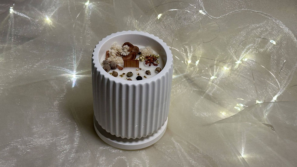 Candela profumata artigianale in cera di soia Bio in contenitore di porcellana biscuit rigato decoro glitter con coperchio