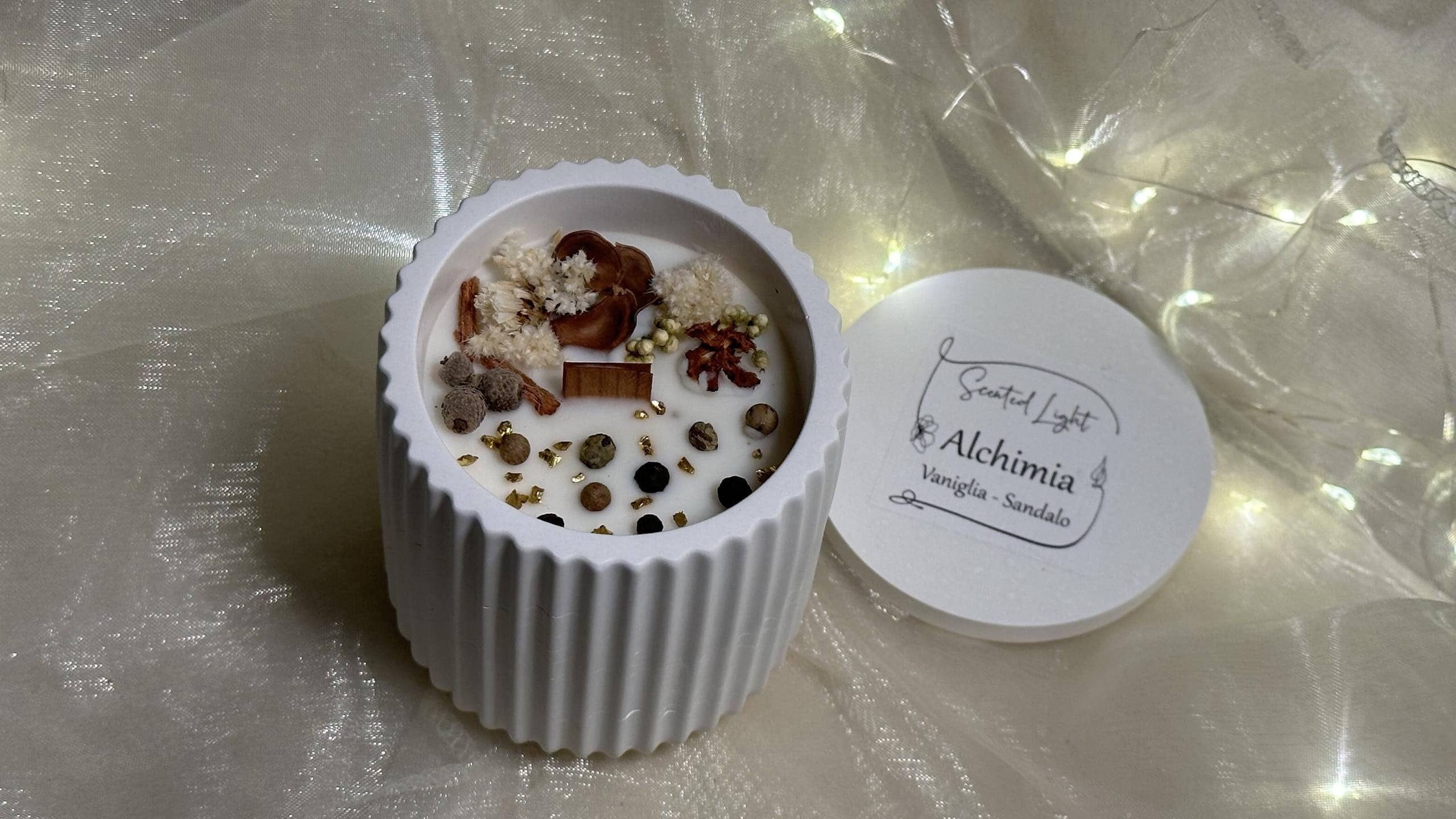 Candela profumata artigianale in cera di soia Bio in contenitore di porcellana biscuit rigato decoro glitter con coperchio