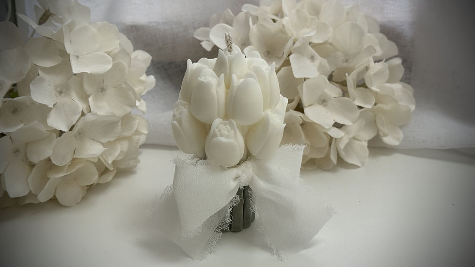 Candela profumata artigianale Mazzolino di Tulipani con fiocco in chiffon in cera di soia Bio ed essenze naturali