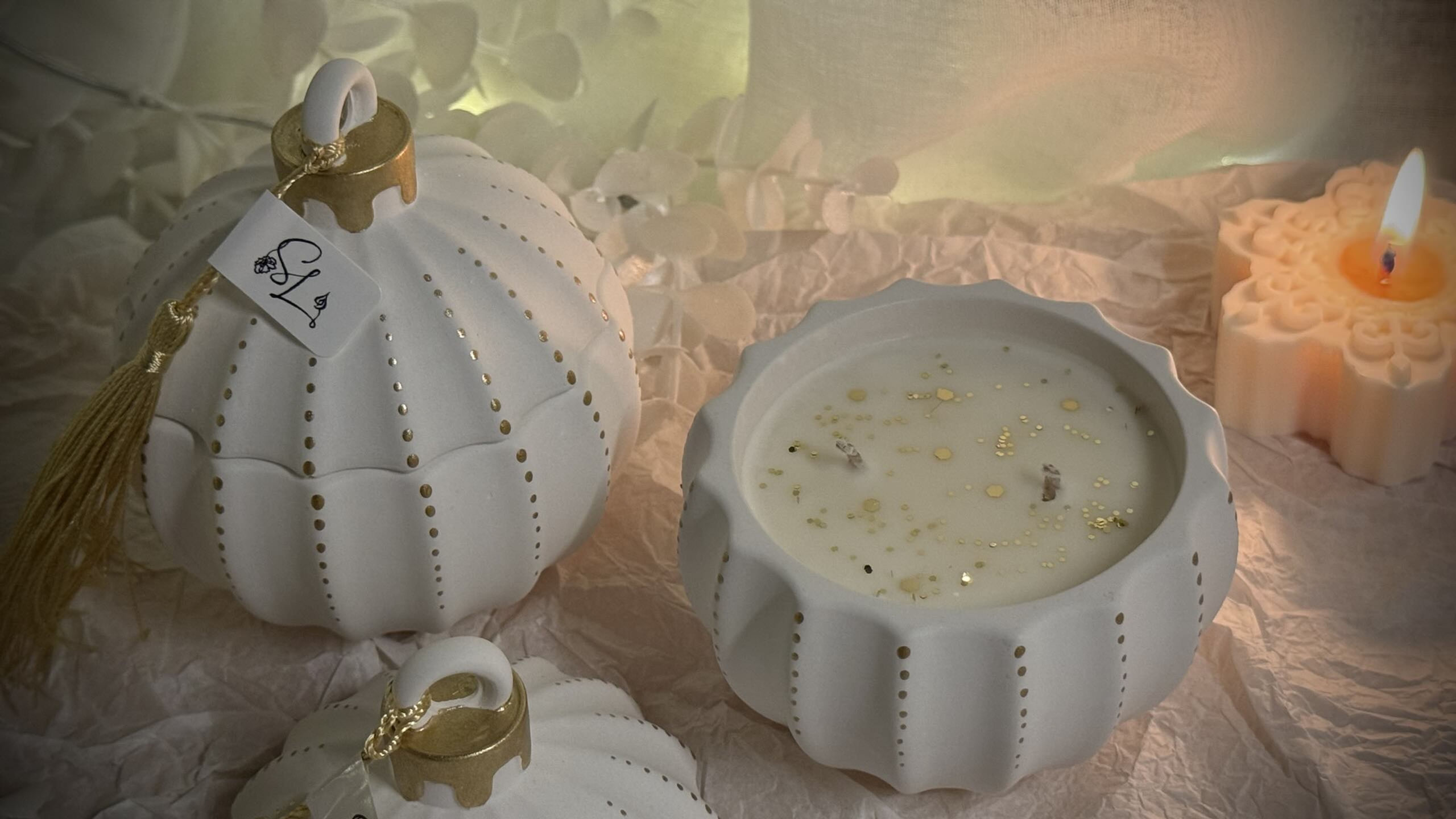 Candela profumata artigianale in cera di soia Bio in contenitore di porcellana biscuit forma di Palla di Natale