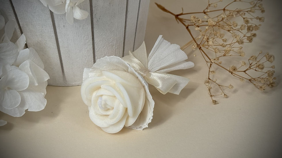 Miniatura: Candela profumata naturale Rosa Small in cera di soia Bio su gambo in legno avvolta in elegante Carta regalo Crespo