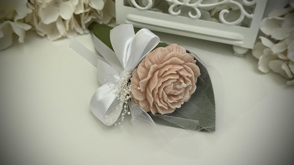 Candela profumata artigianale Peonia Medium in cera di soia Bio su gambo in legno avvolta in elegante Cono in Cartoncino