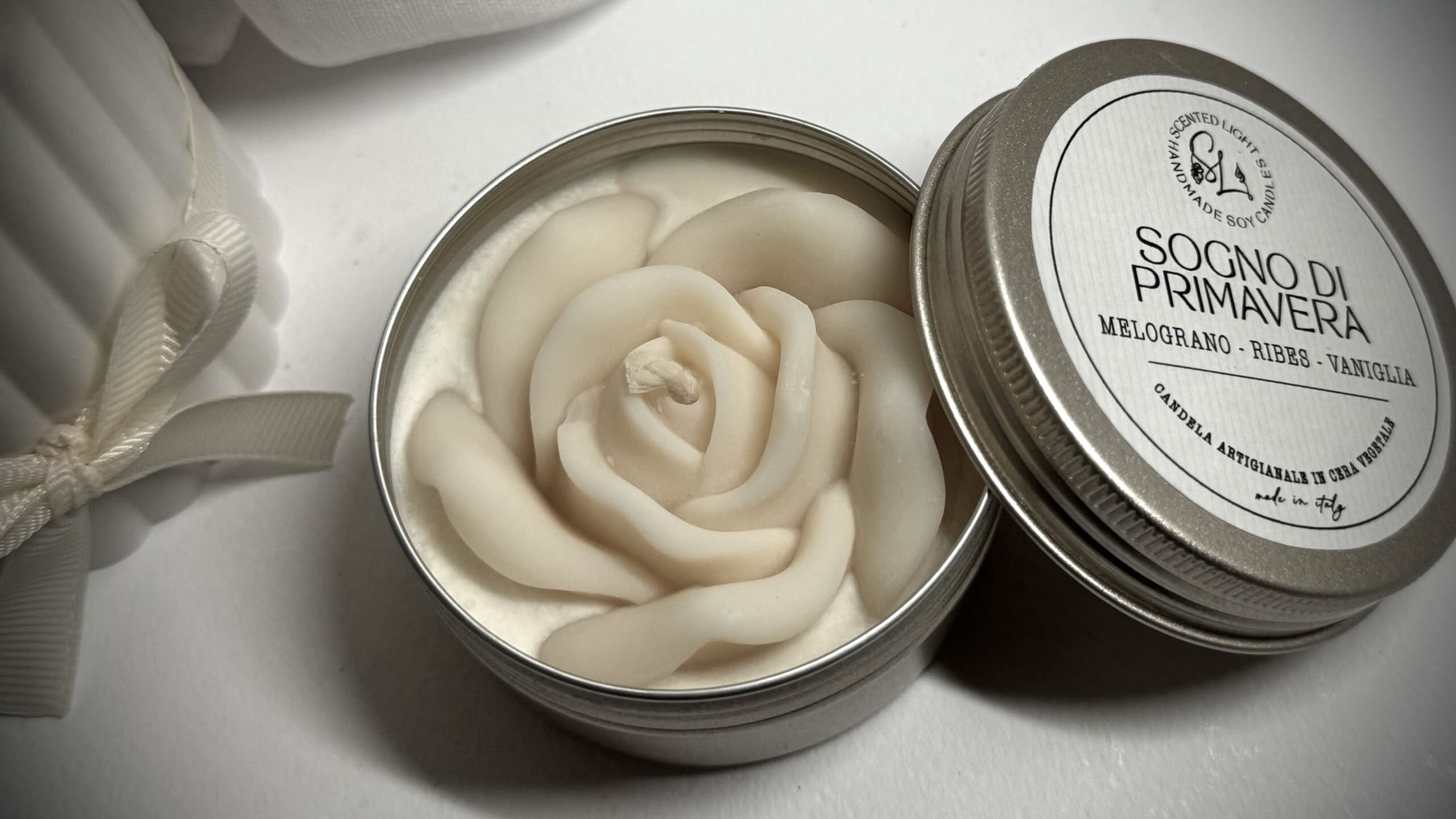 Candela profumata naturale Rosa Luxury Tin in cera di soia Bio in raffinato vasetto di metallo medio colore Champagne