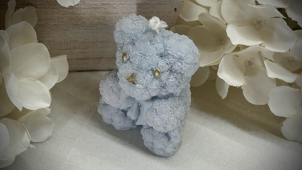 Miniatura: Candela profumata naturale a forma di Orsetto Flowers con Fiocco Boy in cera di soia Bio ed essenze naturali