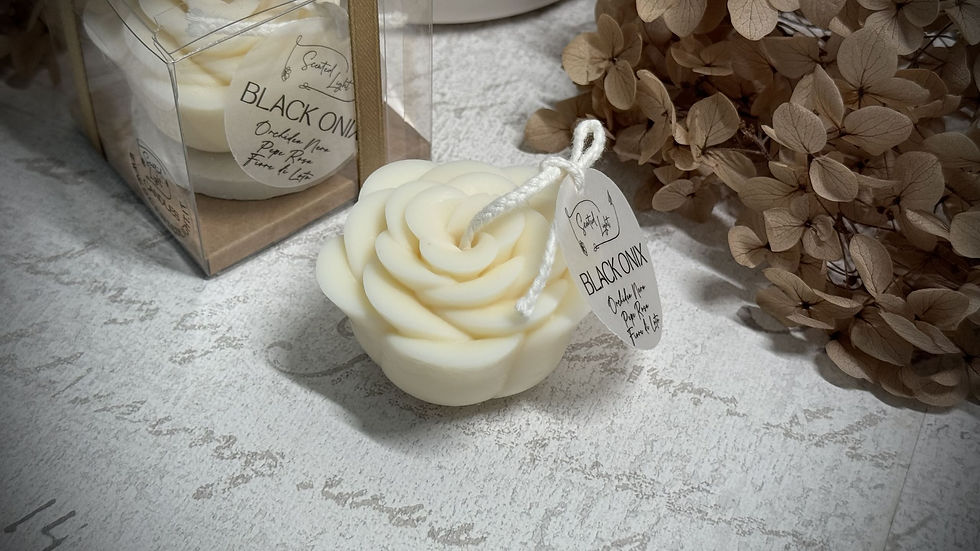 Candela profumata artigianale Fiore di Loto in cera di soia Bio ed essenze naturali su piattino in Porcellana Biscuit